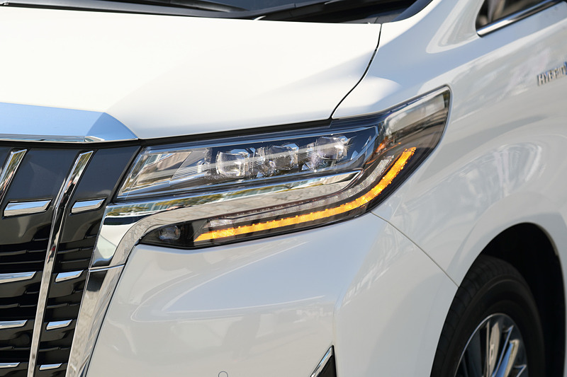 ヘッドライトには3眼LEDヘッドライト＋LEDクリアランスランプを標準装備し、ウインカーにも流れるように発光するLEDシーケンシャルターンランプを採用する