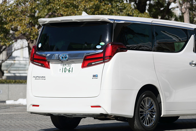 ルーフエンドスポイラーやリアコンビネーションランプ側面の「エアロスタビライジングフィン」などを全車に標準装備して空力性能を向上