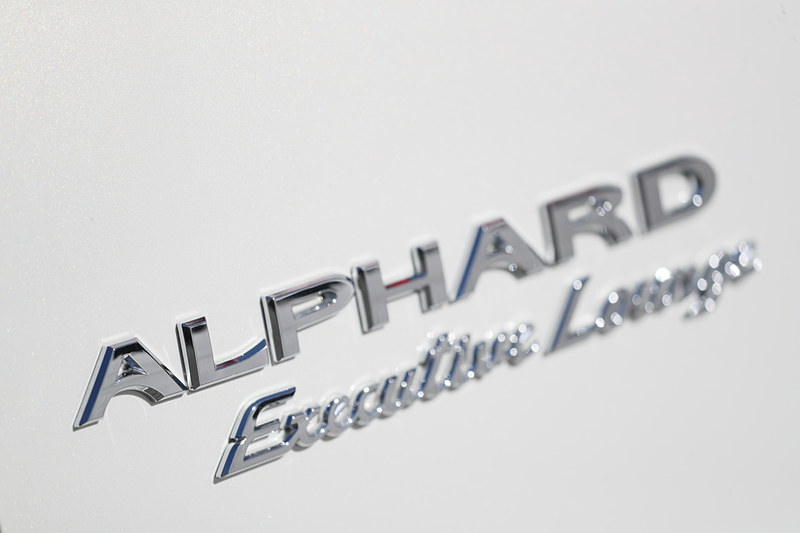 リアコンビネーションランプの造形は変わらないが、発光パターンを変更し、フロントがLEDシーケンシャルターンランプになるモデルはリアも“流れるウインカー”になる