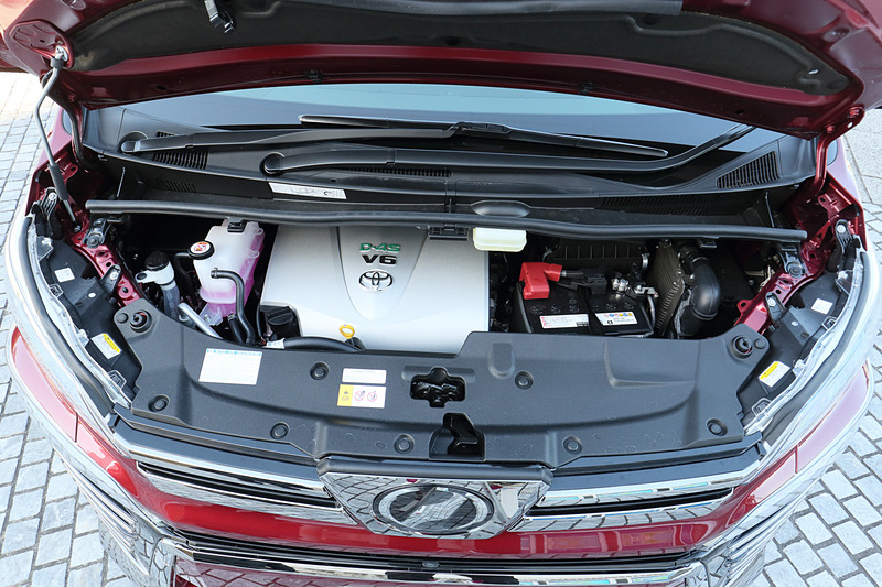 V型6気筒DOHC 3.5リッター直噴の「2GR-FKS」型エンジンは最高出力221kW（301PS）/6600rpm、最大トルク361Nm（36.8kgm）/4600-4700rpmを発生。8速ATとの組み合わせで4WD車のJC08モード燃費は10.4km/L