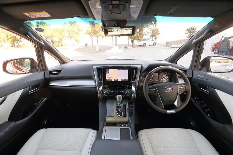 インテリアは基本的な形状などに大きな変更はないが、木目調の加飾パネルの色やシート表皮などを変更。Executive Lounge Zで標準装備するホワイトのプレミアムナッパ本革は汚れが付きにくく拭き取りやすい防汚処理加工が施されている