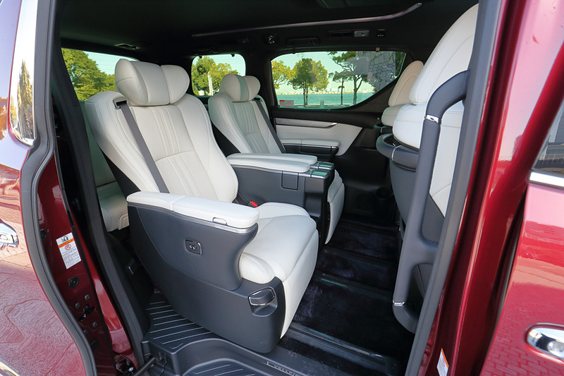 2列目シートは写真の「エグゼクティブラウンジシート」のほか、左右分割の「エグゼクティブパワーシート」と「リラックスキャプテンシート」、3人掛けの「6：4分割チップアップシート」、左側シートが電動で回転＆昇降する「サイドリフトアップチルトシート」をラインアップ