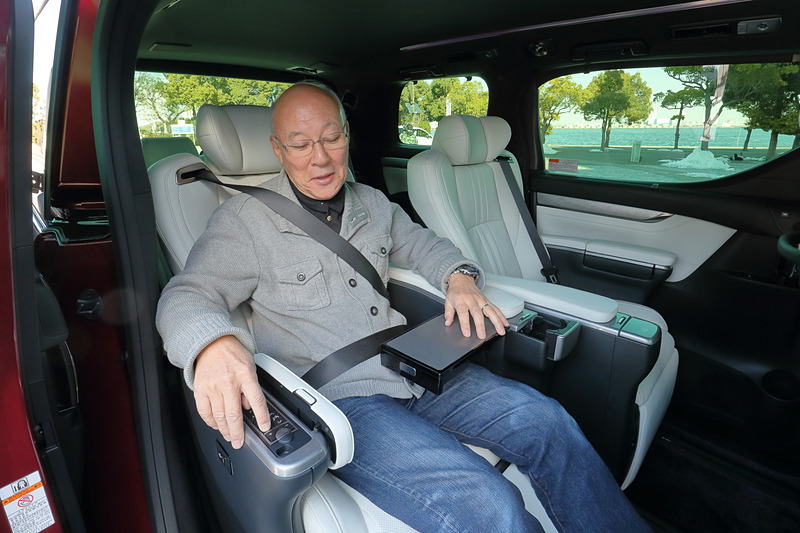 電動オットマンやサイドサポートを備えるヘッドレスト、両サイドの肘掛けなどを備えるエグゼクティブラウンジシート。肘掛けのクッション下にはパワーシートやシートヒーター、ライト類の操作スイッチ、格納式テーブルなどが用意されている