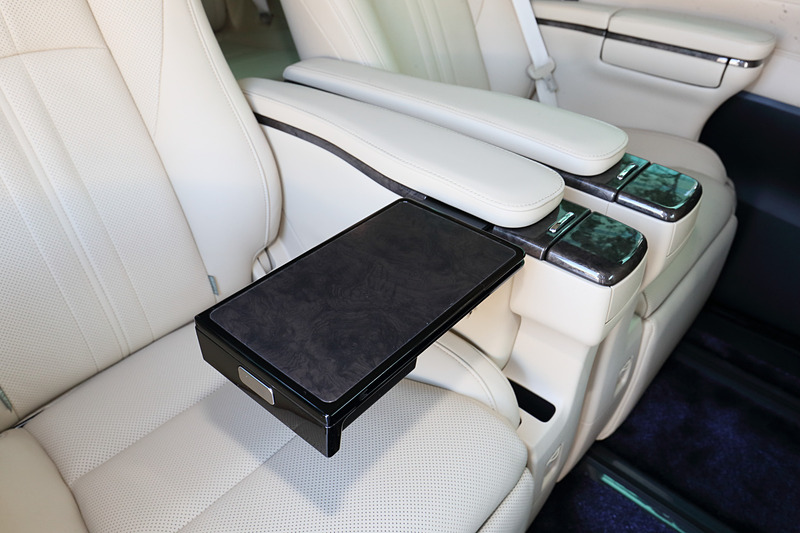 電動オットマンやサイドサポートを備えるヘッドレスト、両サイドの肘掛けなどを備えるエグゼクティブラウンジシート。肘掛けのクッション下にはパワーシートやシートヒーター、ライト類の操作スイッチ、格納式テーブルなどが用意されている