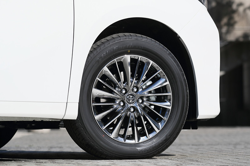 試乗したアルファード/ヴェルファイアのどちらも225/60 R17サイズのタイヤを装着