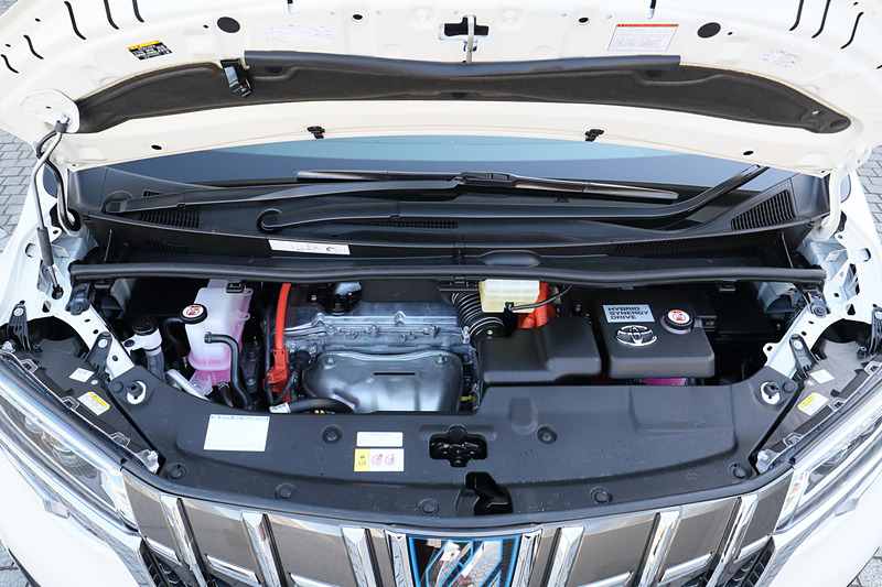 ハイブリッドモデルでは、最高出力112kW（152PS）/5700rpm、最大トルク206Nm（21.0kgm）/4400-4800rpmを発生する「2AR-FXE」型の直列4気筒DOHC 2.5リッターエンジンと前後2個のモーターを組み合わせる