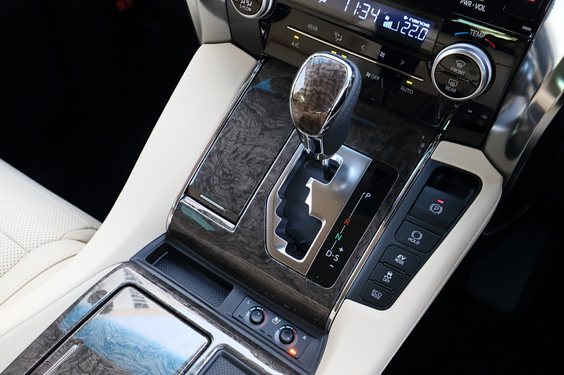 ハイブリッドモデルでは、最高出力112kW（152PS）/5700rpm、最大トルク206Nm（21.0kgm）/4400-4800rpmを発生する「2AR-FXE」型の直列4気筒DOHC 2.5リッターエンジンと前後2個のモーターを組み合わせる