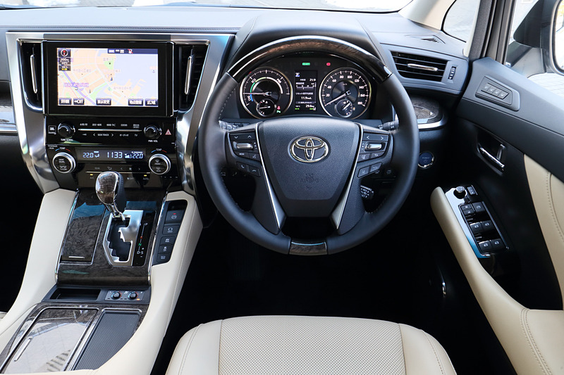 アルファード HYBRID Executive Loungeのインテリア。メーター加飾が変更となっており、ハイブリッドモデルの2眼式メーターは左側がパワーメーターとなる