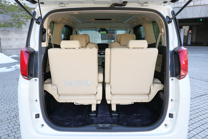 3列目シートを跳ね上げ格納してラゲッジスペースの容量を拡大可能