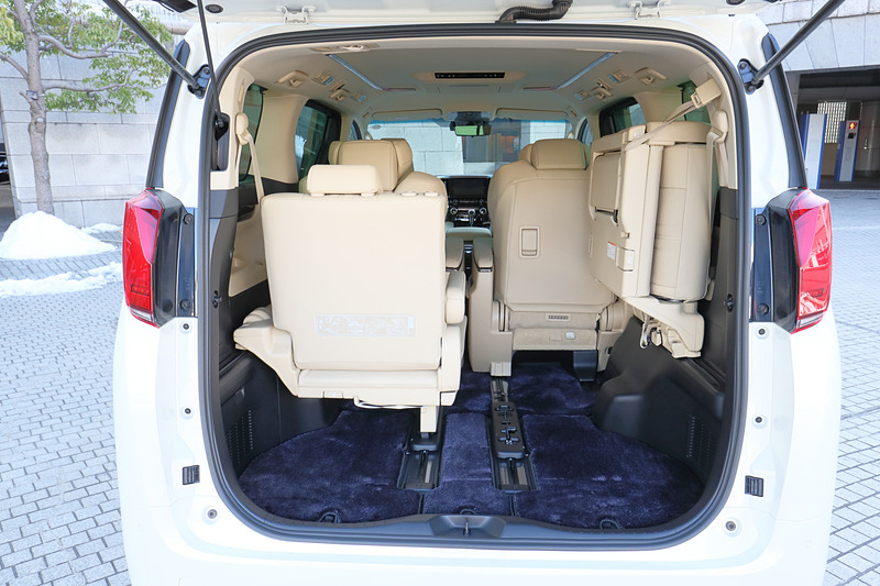 3列目シートを跳ね上げ格納してラゲッジスペースの容量を拡大可能