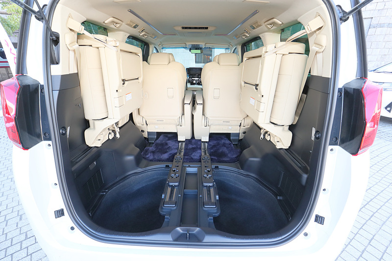 脱着折りたたみ式デッキボードの下に、148L分の収納スペースを用意