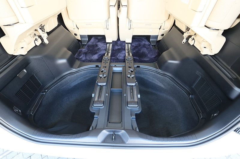 脱着折りたたみ式デッキボードの下に、148L分の収納スペースを用意