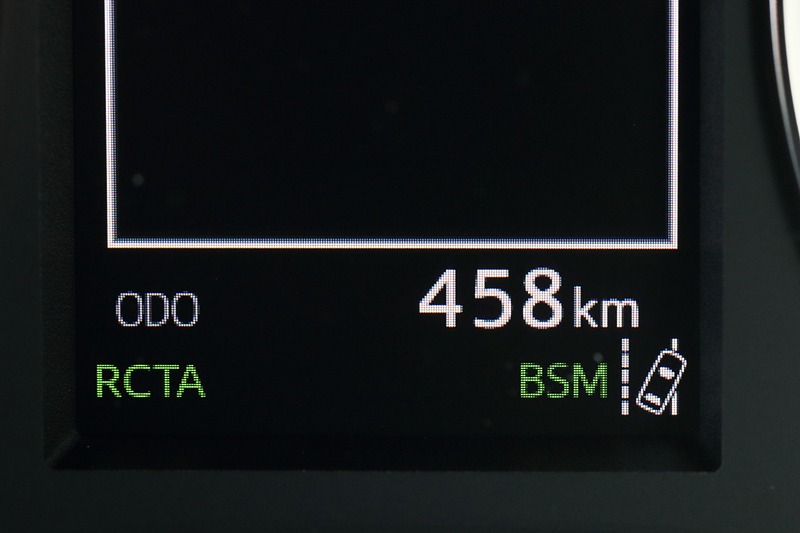 ステアリングスポークのスイッチを押してレーントレーシングアシストをONにすると、メーターパネル中央のマルチインフォメーションディスプレイに日本語表示が行なわれ、右下にアイコンが表示される