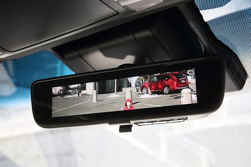 2列目や3列目のシートに人が座っていても、リアハッチのカメラの映像を表示して後方確認できる「デジタルインナーミラー」を新採用