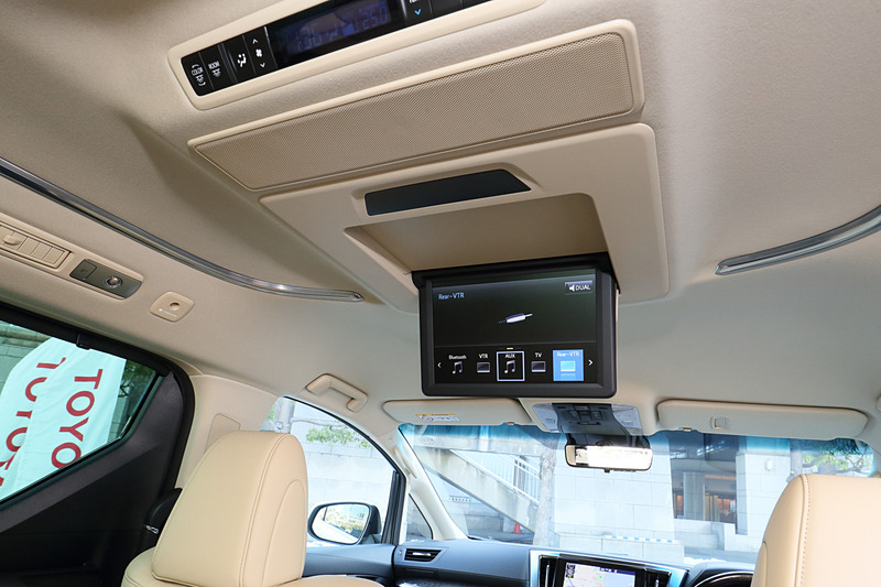 「12.1型リヤシートエンターテインメントシステム」はExecutive LoungeとExecutive Lounge Zに標準装備。そのほかのグレードにメーカーオプション設定する