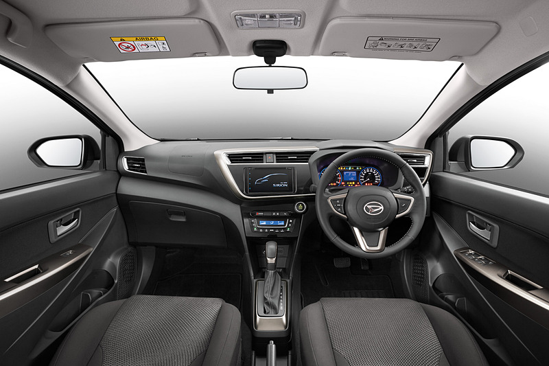 新型シリオンのインテリア。トランスミッションは5速MTと4速ATを設定
