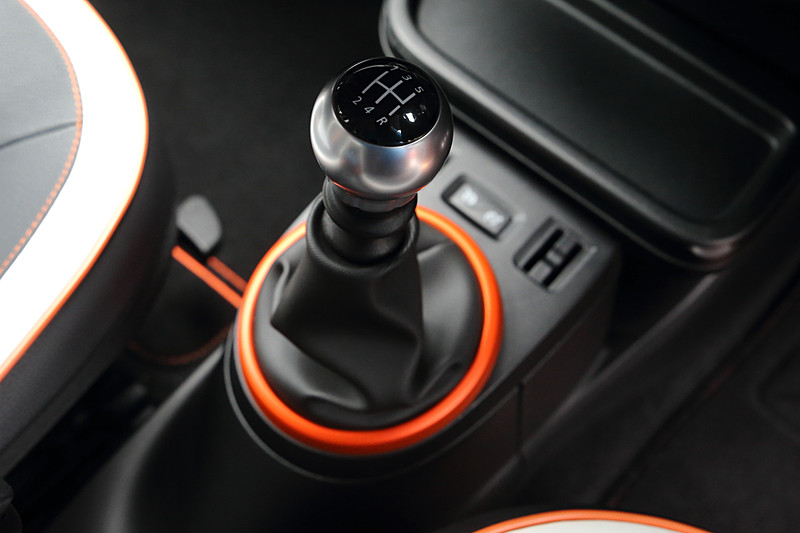 5速MT仕様のシフトノブ