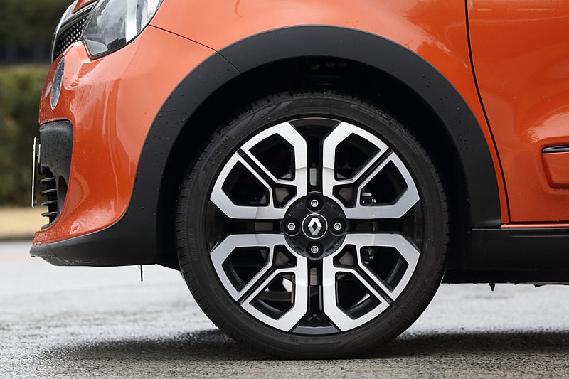 トゥインゴGTではルノー・スポールが手掛けた専用ダンパーを装着するとともに、タイヤは横浜ゴム「BluEarth-A」（フロント：185/45 R17、リア：205/40 R17）をチョイス