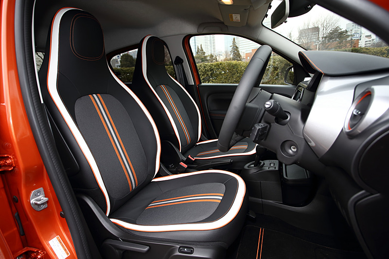 レザー調ドアトリムにオレンジステッチをあしらうとともに、エアコン吹き出し口、シフトレバーブーツリングにもオレンジのアクセントを採用した。また、“RENAULT SPORT”ロゴ入りキッキングプレート、アルミペダルなども装着してスポーティに仕上げたほか、アルパイン製のカーナビでは専用のオープニング画面が用意される