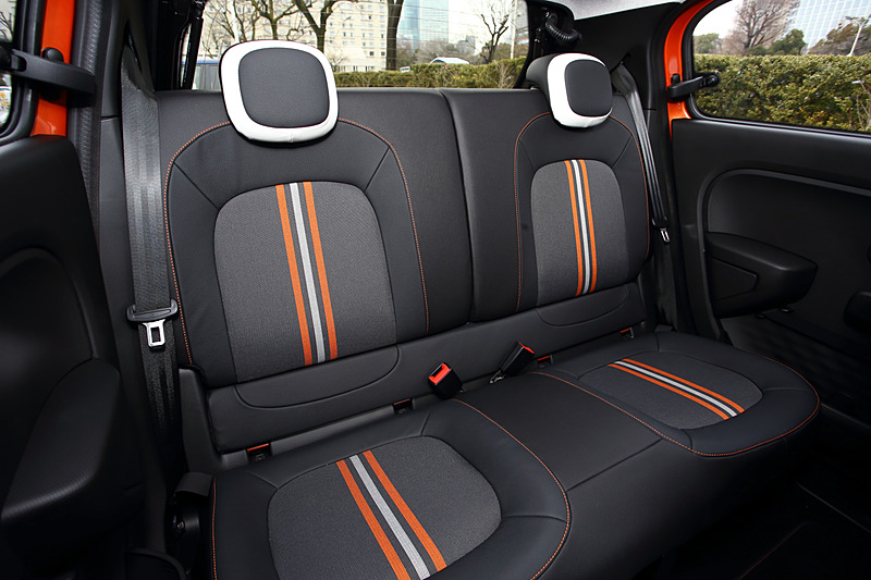 レザー調ドアトリムにオレンジステッチをあしらうとともに、エアコン吹き出し口、シフトレバーブーツリングにもオレンジのアクセントを採用した。また、“RENAULT SPORT”ロゴ入りキッキングプレート、アルミペダルなども装着してスポーティに仕上げたほか、アルパイン製のカーナビでは専用のオープニング画面が用意される