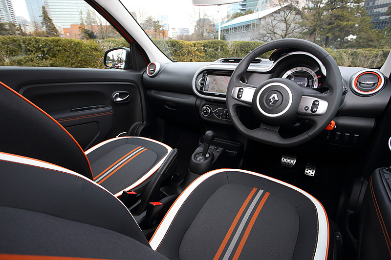 インテリアではホワイト・オレンジラインとオレンジステッチを施したレザー調×ファブリックコンビシートを装備