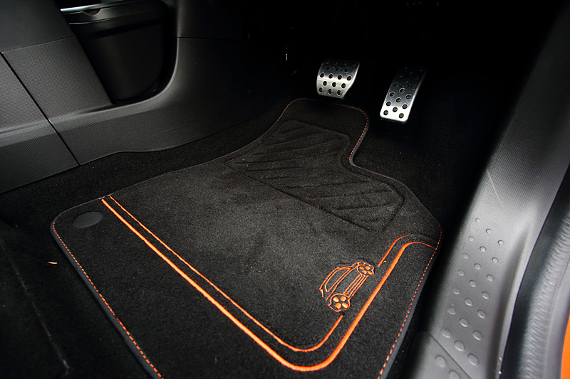 レザー調ドアトリムにオレンジステッチをあしらうとともに、エアコン吹き出し口、シフトレバーブーツリングにもオレンジのアクセントを採用した。また、“RENAULT SPORT”ロゴ入りキッキングプレート、アルミペダルなども装着してスポーティに仕上げたほか、アルパイン製のカーナビでは専用のオープニング画面が用意される