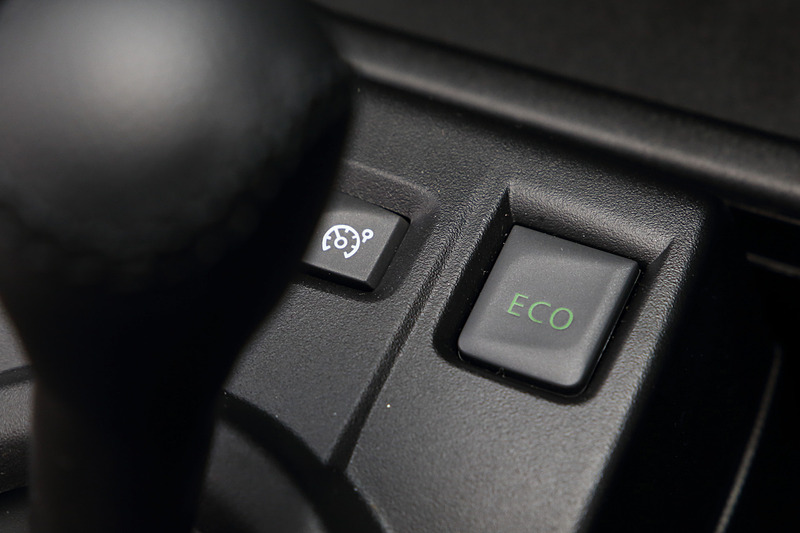 レザー調ドアトリムにオレンジステッチをあしらうとともに、エアコン吹き出し口、シフトレバーブーツリングにもオレンジのアクセントを採用した。また、“RENAULT SPORT”ロゴ入りキッキングプレート、アルミペダルなども装着してスポーティに仕上げたほか、アルパイン製のカーナビでは専用のオープニング画面が用意される