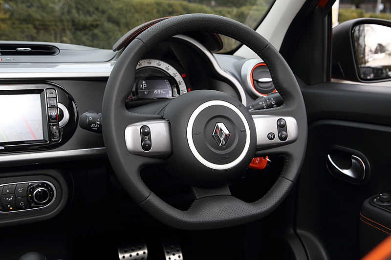 レザー調ドアトリムにオレンジステッチをあしらうとともに、エアコン吹き出し口、シフトレバーブーツリングにもオレンジのアクセントを採用した。また、“RENAULT SPORT”ロゴ入りキッキングプレート、アルミペダルなども装着してスポーティに仕上げたほか、アルパイン製のカーナビでは専用のオープニング画面が用意される