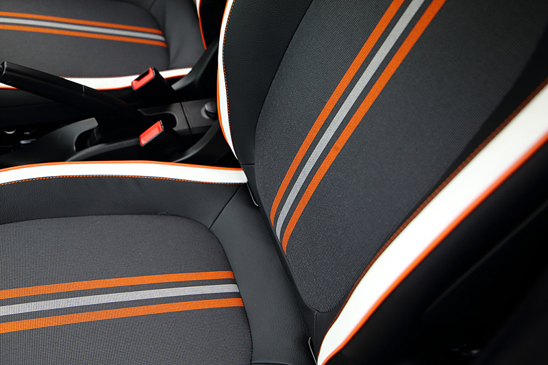 レザー調ドアトリムにオレンジステッチをあしらうとともに、エアコン吹き出し口、シフトレバーブーツリングにもオレンジのアクセントを採用した。また、“RENAULT SPORT”ロゴ入りキッキングプレート、アルミペダルなども装着してスポーティに仕上げたほか、アルパイン製のカーナビでは専用のオープニング画面が用意される