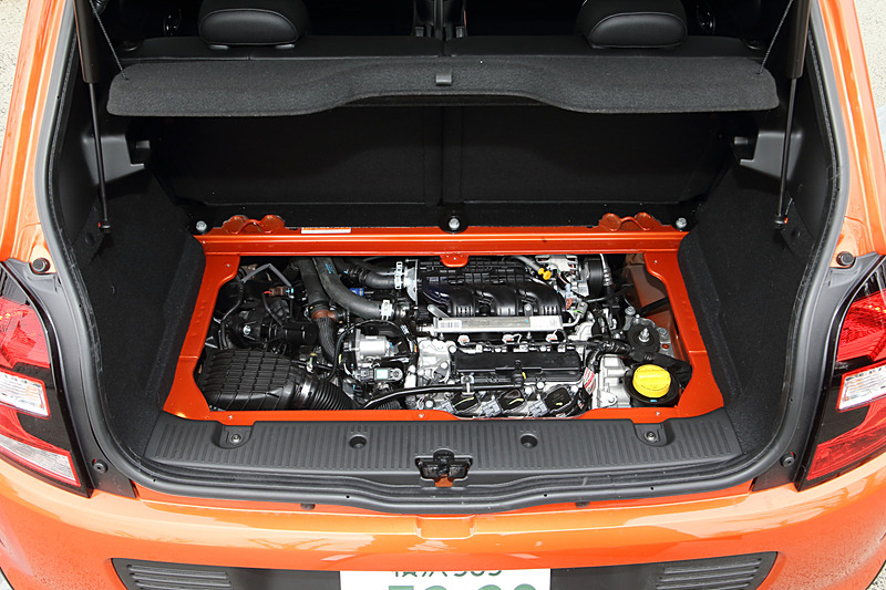 ラゲッジ下に搭載される直列3気筒DOHC 0.9リッターターボエンジンは最高出力80kW（109PS）/5750rpm、最大トルク170Nm（17.3kgm）/2000rpmを発生