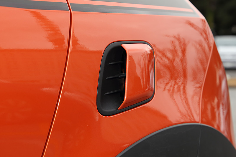 エクステリアではサイドエアインテークやクロームデュアルエキゾーストパイプのほか、ブラックリアディフューザー、フェンダーモール、サイドスカートなどを装備。フロントではコーナリングランプ機能付きフォグランプも備える