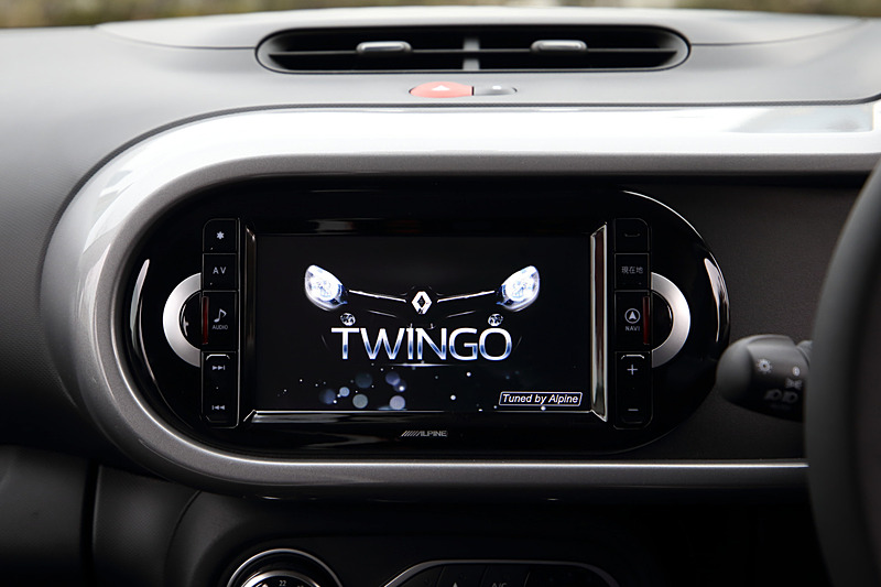 レザー調ドアトリムにオレンジステッチをあしらうとともに、エアコン吹き出し口、シフトレバーブーツリングにもオレンジのアクセントを採用した。また、“RENAULT SPORT”ロゴ入りキッキングプレート、アルミペダルなども装着してスポーティに仕上げたほか、アルパイン製のカーナビでは専用のオープニング画面が用意される