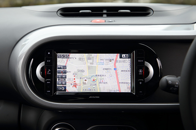 レザー調ドアトリムにオレンジステッチをあしらうとともに、エアコン吹き出し口、シフトレバーブーツリングにもオレンジのアクセントを採用した。また、“RENAULT SPORT”ロゴ入りキッキングプレート、アルミペダルなども装着してスポーティに仕上げたほか、アルパイン製のカーナビでは専用のオープニング画面が用意される