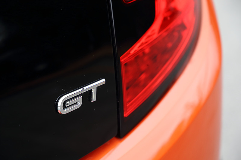 エクステリアではサイドエアインテークやクロームデュアルエキゾーストパイプのほか、ブラックリアディフューザー、フェンダーモール、サイドスカートなどを装備。フロントではコーナリングランプ機能付きフォグランプも備える