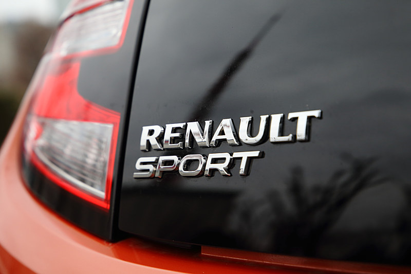 エクステリアではサイドエアインテークやクロームデュアルエキゾーストパイプのほか、ブラックリアディフューザー、フェンダーモール、サイドスカートなどを装備。フロントではコーナリングランプ機能付きフォグランプも備える