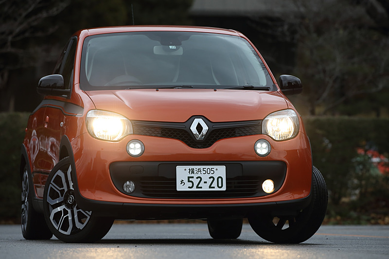 エクステリアではサイドエアインテークやクロームデュアルエキゾーストパイプのほか、ブラックリアディフューザー、フェンダーモール、サイドスカートなどを装備。フロントではコーナリングランプ機能付きフォグランプも備える