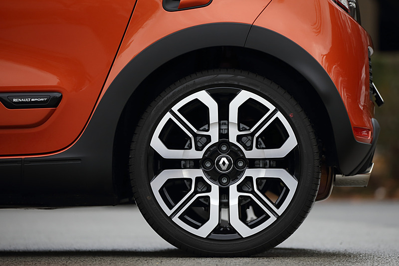 トゥインゴGTではルノー・スポールが手掛けた専用ダンパーを装着するとともに、タイヤは横浜ゴム「BluEarth-A」（フロント：185/45 R17、リア：205/40 R17）をチョイス