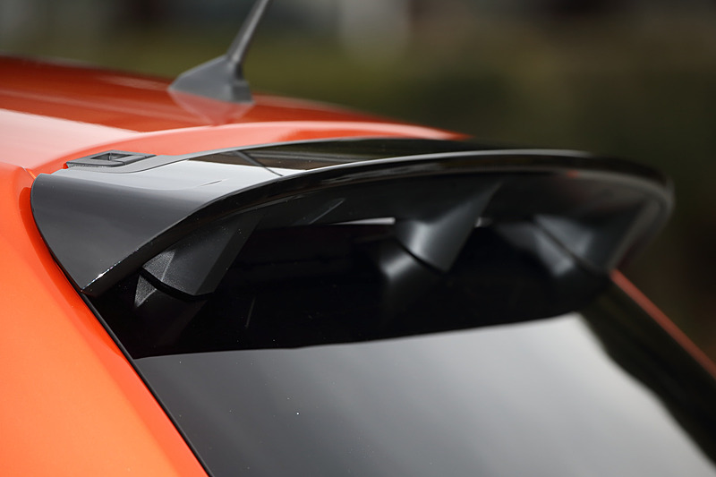 エクステリアではサイドエアインテークやクロームデュアルエキゾーストパイプのほか、ブラックリアディフューザー、フェンダーモール、サイドスカートなどを装備。フロントではコーナリングランプ機能付きフォグランプも備える