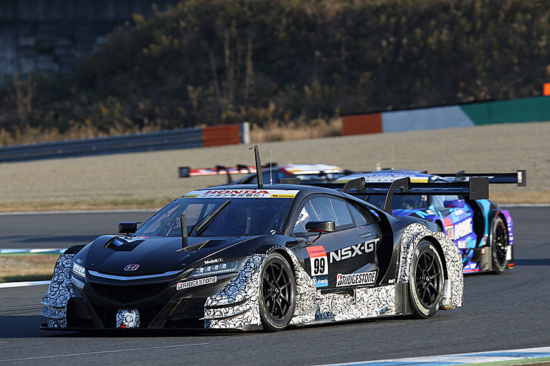 バトン選手は「RAYBRIG NSX-GT」（＃100）でのデモランを披露する（写真はHonda Racing THANKS DAY 2017でバトン選手がドライブしたNSX-GT開発車両）