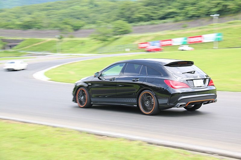 「AMG 45 Driving Club」はA 45、CLA 45、CLA 45 シューティングブレーク、GLA 45オーナーでサーキットを初めて走る人を対象としたイベント。当日はプロドライバーからさまざまなレクチャーが受けられる