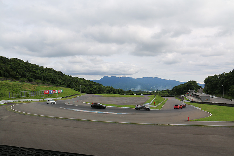 「AMG 45 Driving Club」はA 45、CLA 45、CLA 45 シューティングブレーク、GLA 45オーナーでサーキットを初めて走る人を対象としたイベント。当日はプロドライバーからさまざまなレクチャーが受けられる