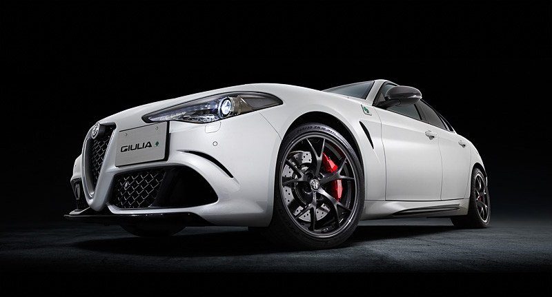 「トロフェオホワイト」のボディカラーにカーボンファイバー製パーツなどのブラックが映えるデザイン