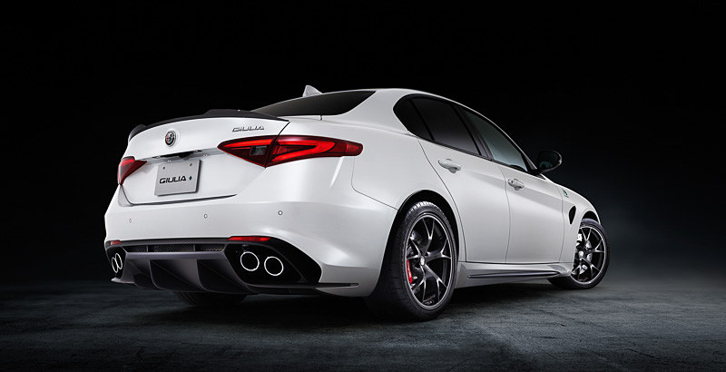 「トロフェオホワイト」のボディカラーにカーボンファイバー製パーツなどのブラックが映えるデザイン