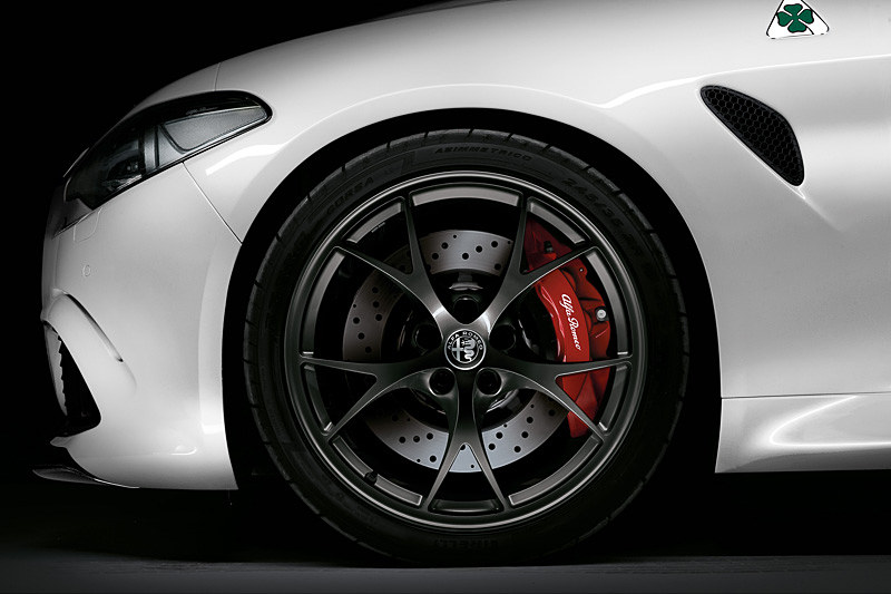 高い剛性で可能となった緻密なデザインの鍛造19インチホイール（ダークグレー）