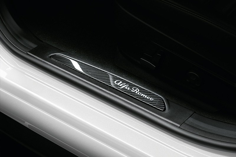 カーボンファイバー・イルミネーテッド・ドアシルガード