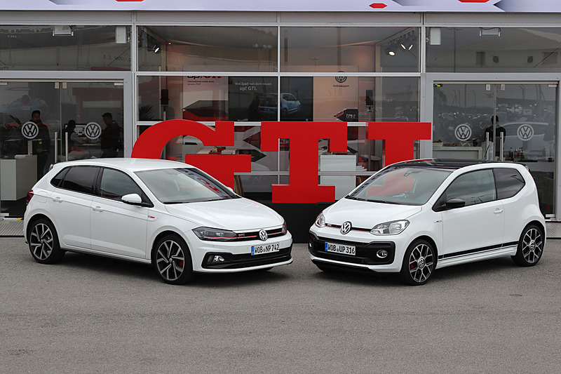 新型「ポロ GTI」（左）と「up! GTI」（右）の国際試乗会が南仏ニースで開催された