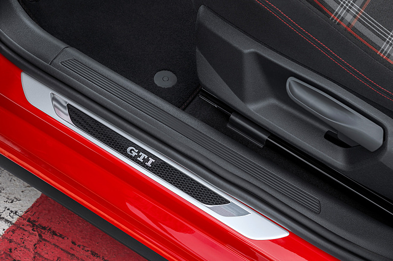 インテリアではインパネなどのクローム仕上げ（ブラック、レッド、グレーを設定）がビジュアル面で目立つほか、おなじみのチェック柄のファブリックシートを採用。さらにレッドのコントラストステッチがステアリング、シフトレバートリム、フロアマット、シートなどに用いられる