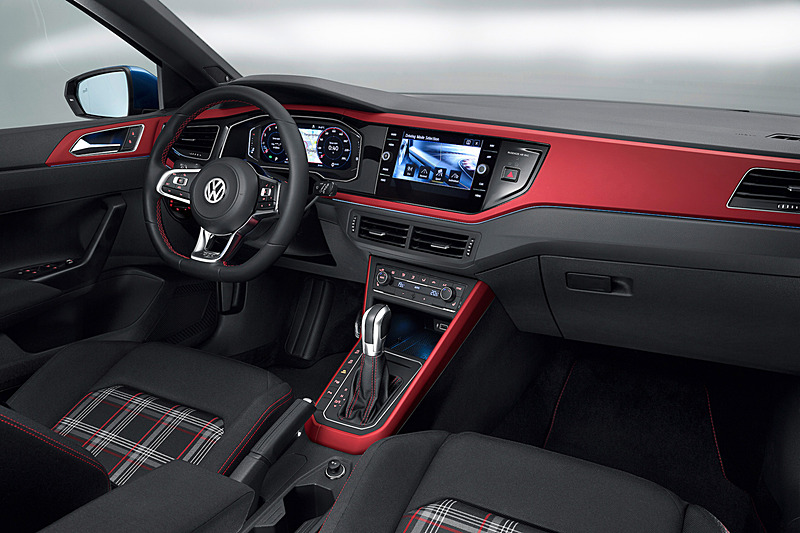 インテリアではインパネなどのクローム仕上げ（ブラック、レッド、グレーを設定）がビジュアル面で目立つほか、おなじみのチェック柄のファブリックシートを採用。さらにレッドのコントラストステッチがステアリング、シフトレバートリム、フロアマット、シートなどに用いられる