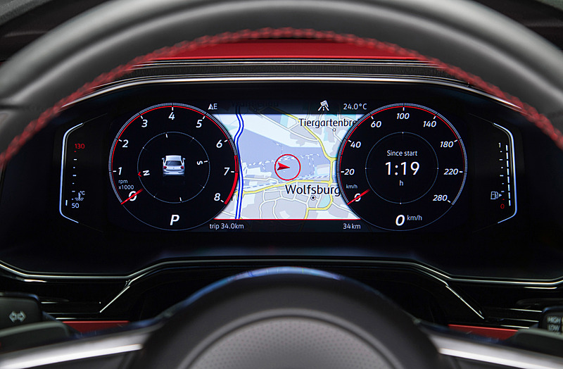 デジタルメーターパネルの「アクティブインフォディスプレイ」をポロシリーズとして初装備。レッド、ホワイト、ブラックの3色で構成されたGTI専用のグラフィックデザインを採用している
