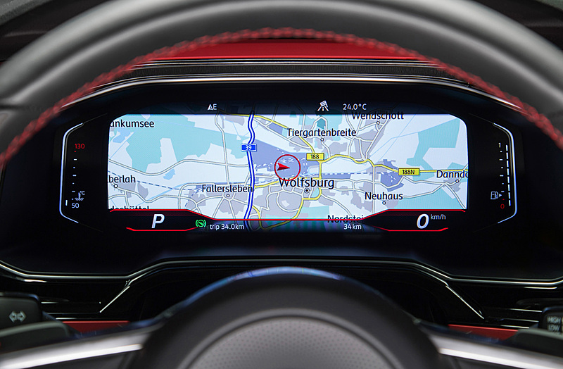 デジタルメーターパネルの「アクティブインフォディスプレイ」をポロシリーズとして初装備。レッド、ホワイト、ブラックの3色で構成されたGTI専用のグラフィックデザインを採用している